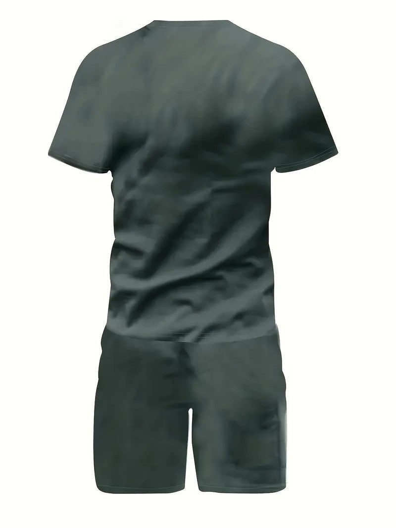 Moda estiva uomo: completo T-shirt e pantaloncini in tessuto traspirante. Stile versatile e comfort assicurato.