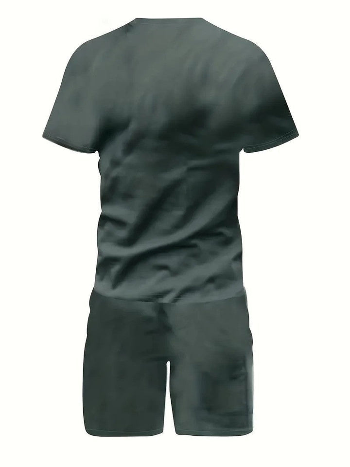 Moda estiva uomo: completo T-shirt e pantaloncini in tessuto traspirante. Stile versatile e comfort assicurato.