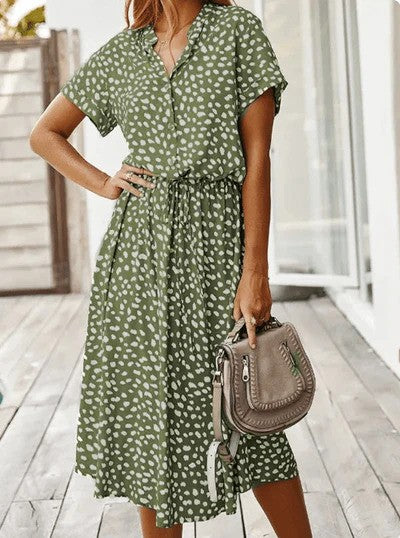 Donna che indossa un abito estivo versatile, morbido e leggero, perfetto per la moda casual.