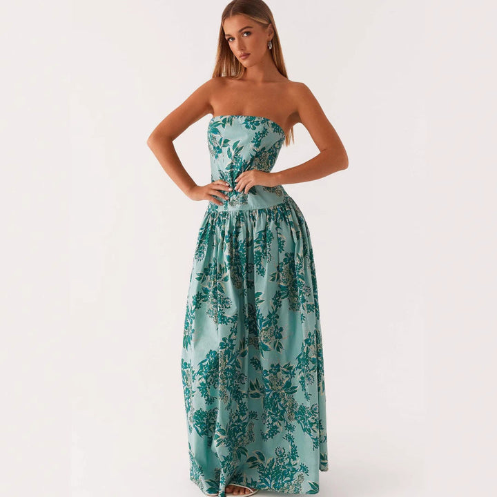 Abito lungo donna senza spalline slim fit, stampa estiva floreale verde e bianco, perfetto per un look elegante da spiaggia.