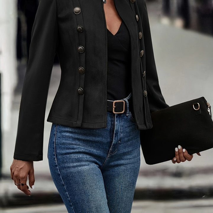 Capo iconico: giacca vintage donna elegante, stile classico per la moda nera o marrone.