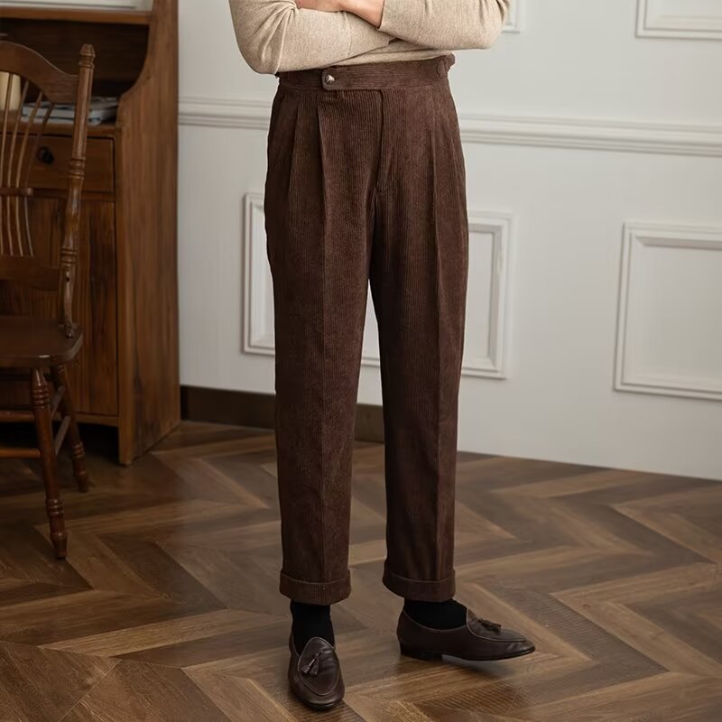 Moda uomo: pantaloni invernali con vita media e vestibilità ampia, ideali per comfort e un look versatile.