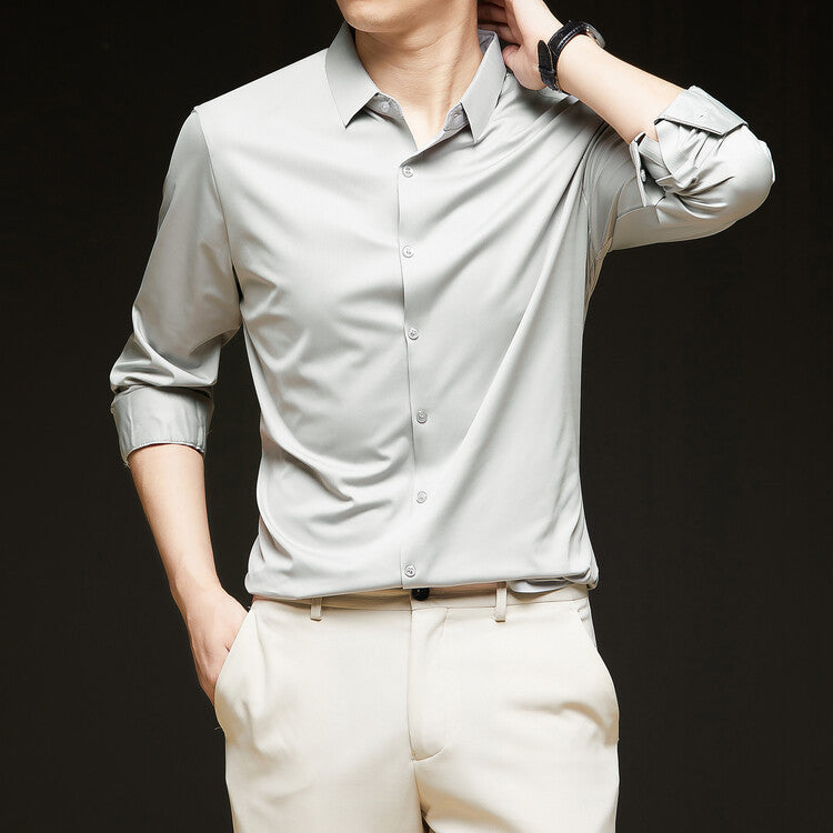 Uomo con camicia slim fit a maniche lunghe, look autunnale sofisticato per ufficio.