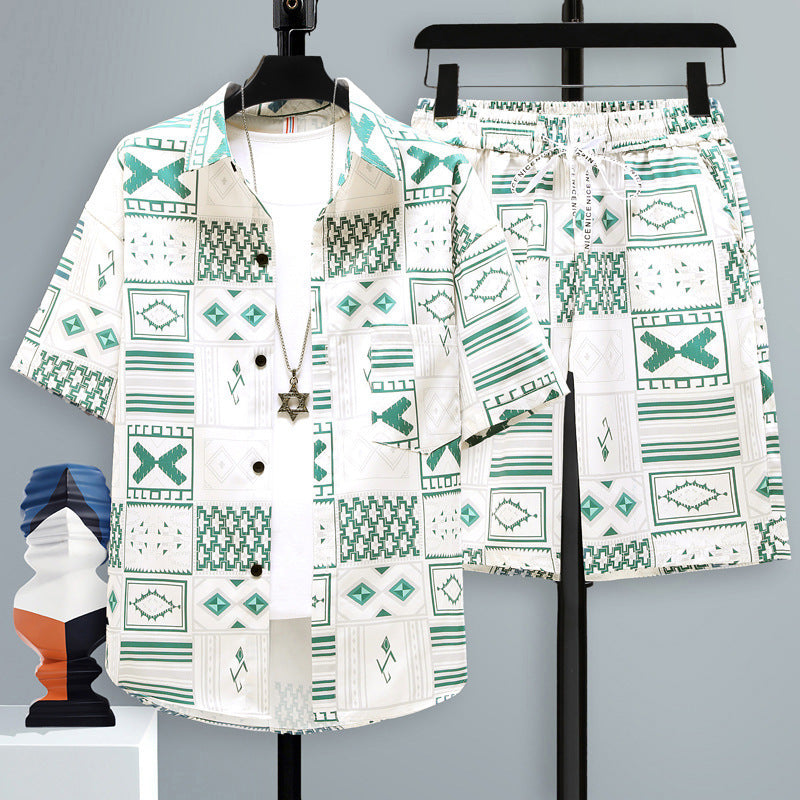 Set due pezzi uomo per l'estate: T-shirt con stampa e pantaloncini comodi, perfetto per la spiaggia.