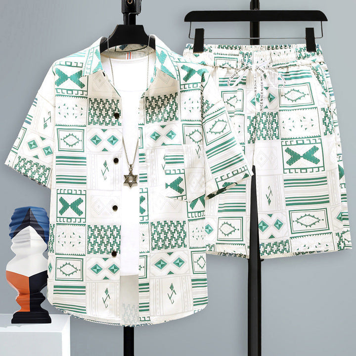 Set due pezzi uomo per l'estate: T-shirt con stampa e pantaloncini comodi, perfetto per la spiaggia.