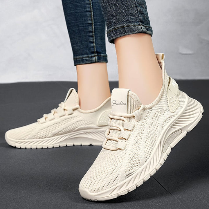 Sneakers moda donna con lacci, suola piatta. Calzature stilose per ogni attività sportiva o casual.