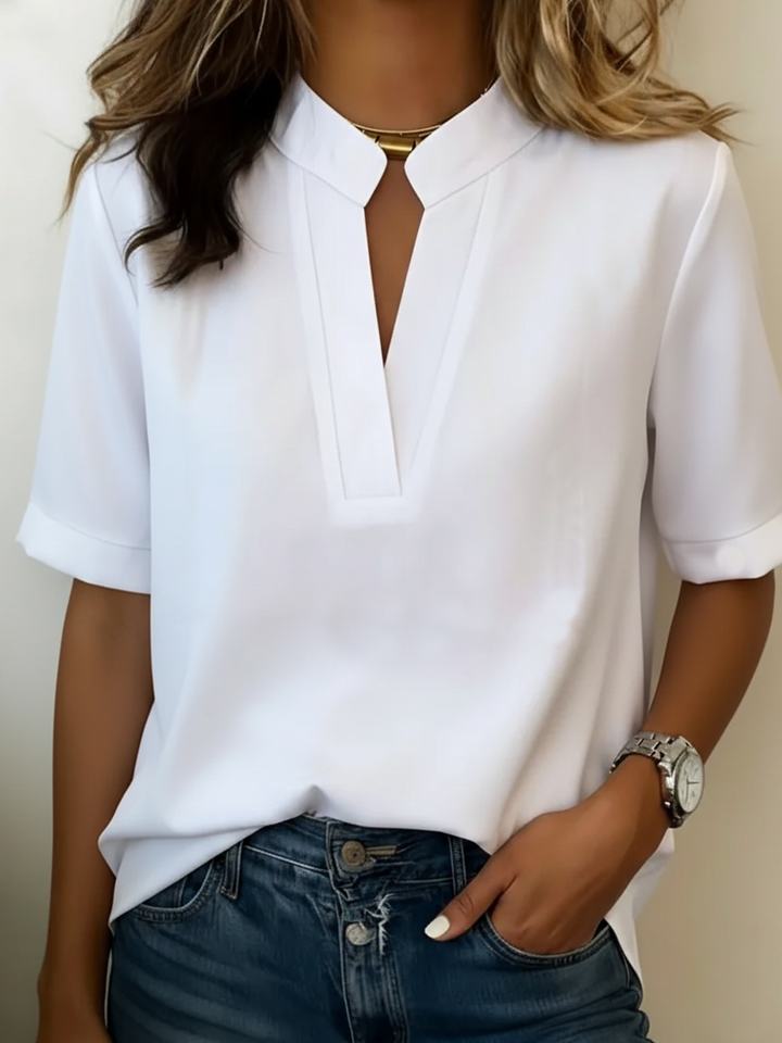 Maglietta donna casual con scollo a V e maniche corte, ideale per uno stile quotidiano comodo e alla moda.