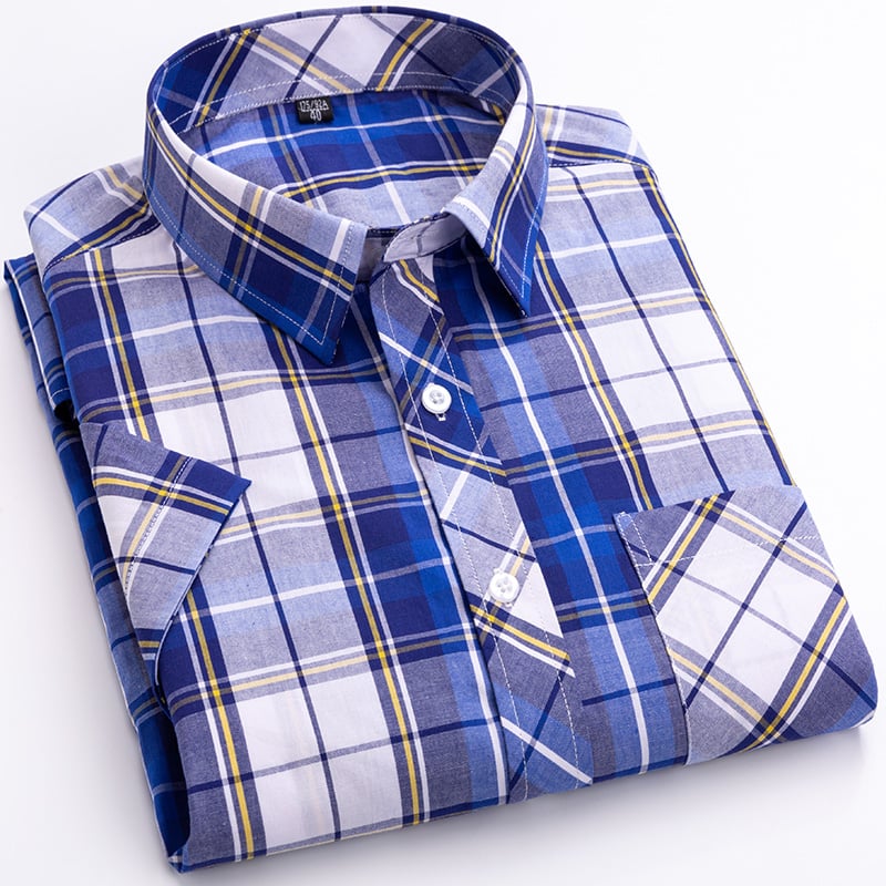 Texture tessuto camicia uomo maniche corte scozzese. Ideale per outfit casual estivi e moda uomo.
