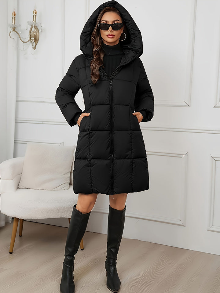 Piumino lungo donna versatile, imbottito, con cappuccio e zip, perfetto per diverse occasioni invernali.