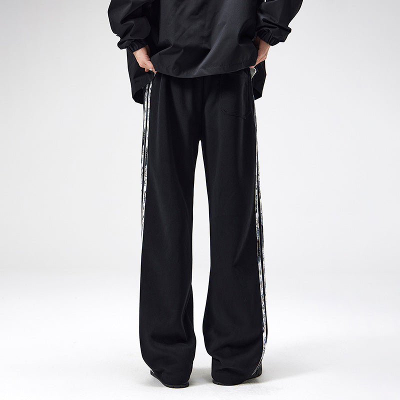 Pantaloni uomo casual a gamba dritta stile streetwear. Dettaglio righe laterali per un look rilassato e alla moda.