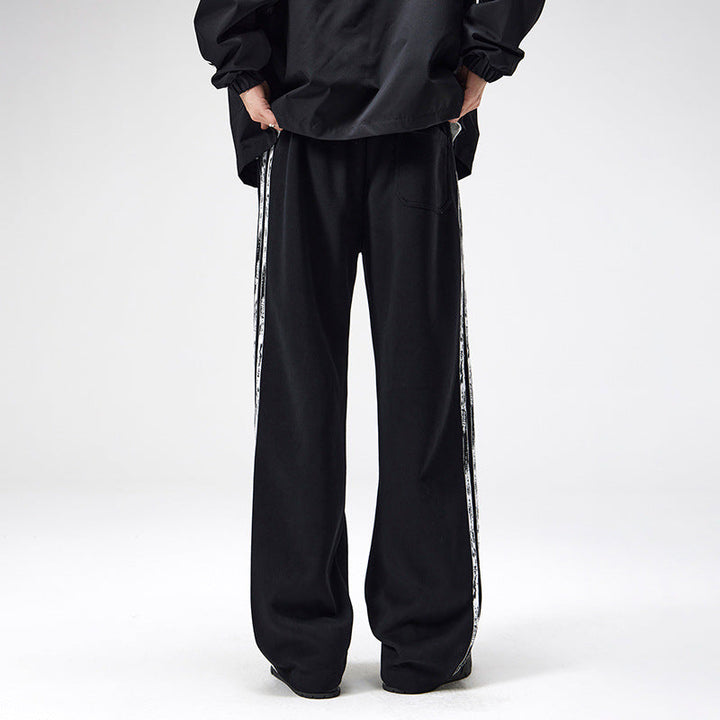 Pantaloni uomo casual a gamba dritta stile streetwear. Dettaglio righe laterali per un look rilassato e alla moda.