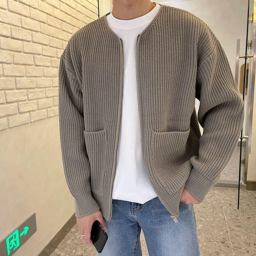 Cardigan classico da uomo in maglieria, perfetto per un look quotidiano a strati. Stile casual ed elegante.