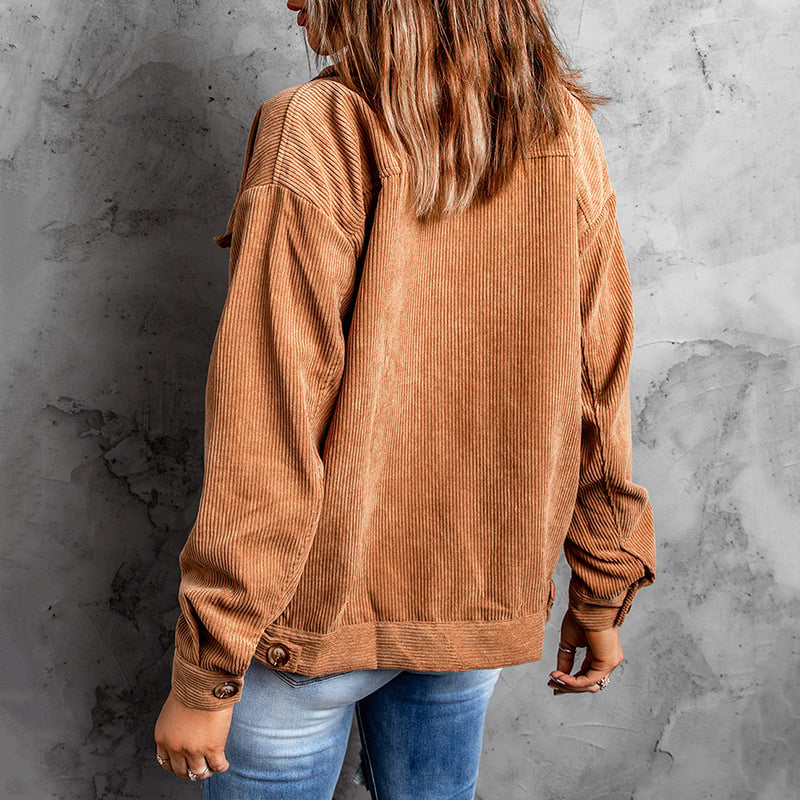 Giacca camicia monopetto donna, design moderno ed elegante, abbigliamento versatile per ogni occasione.