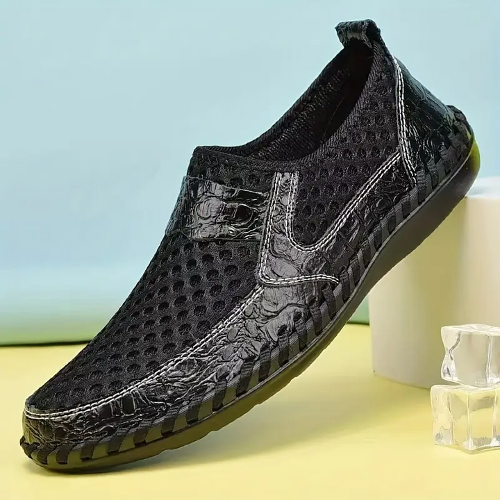 Mocassini uomo comodi con calzata ampia, ideali per passeggio quotidiano. Stile slip-on e leggerezza.
