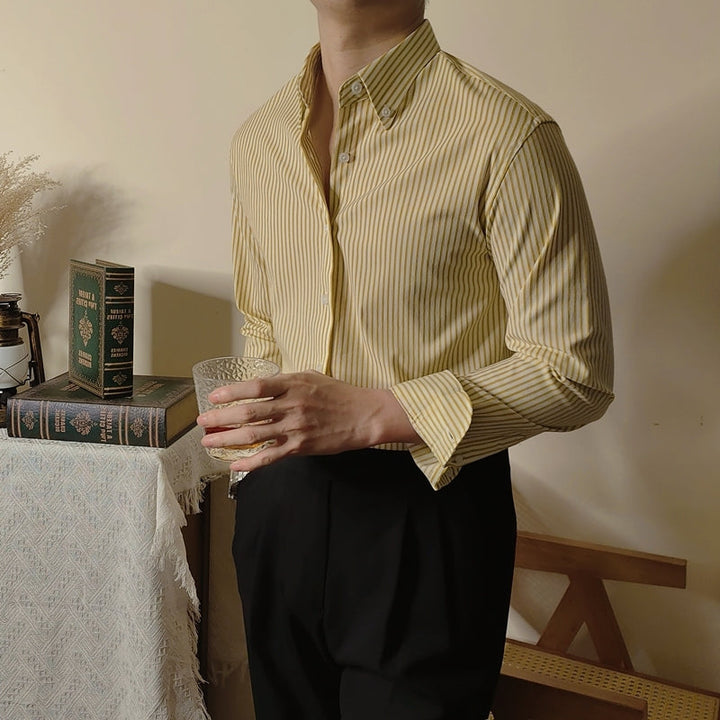 Camicia uomo a righe, vestibilità slim. Look raffinato per occasioni formali e smart casual, maniche lunghe.