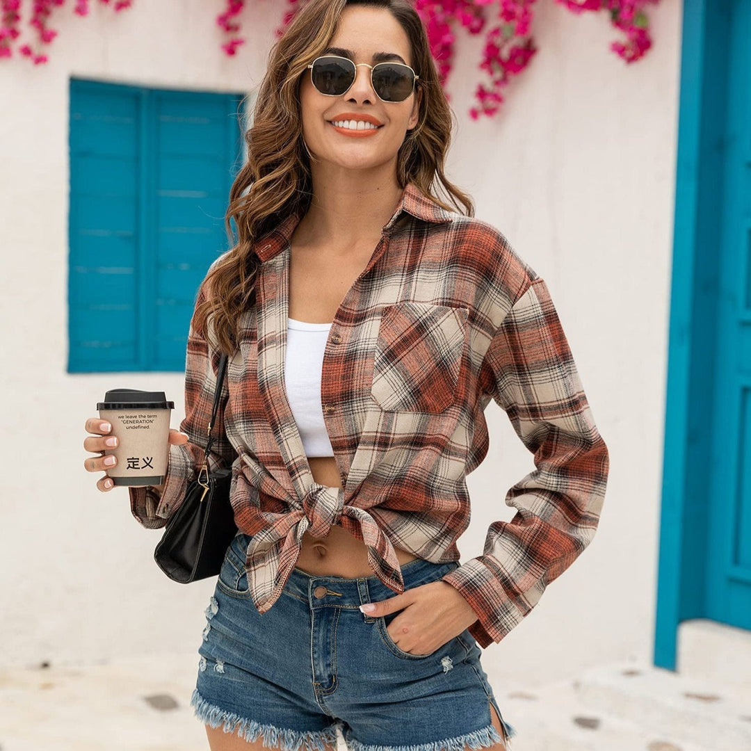 Camicia lunga a quadri per donna, stile casual. Manica lunga con bottoni, abbigliamento versatile e moda femminile.