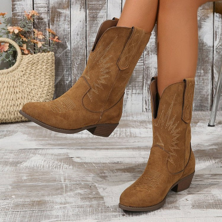 Tendenza autunno: stivaletti cowboy donna marroni scamosciati, con tacco medio, perfetti per un tocco western chic.