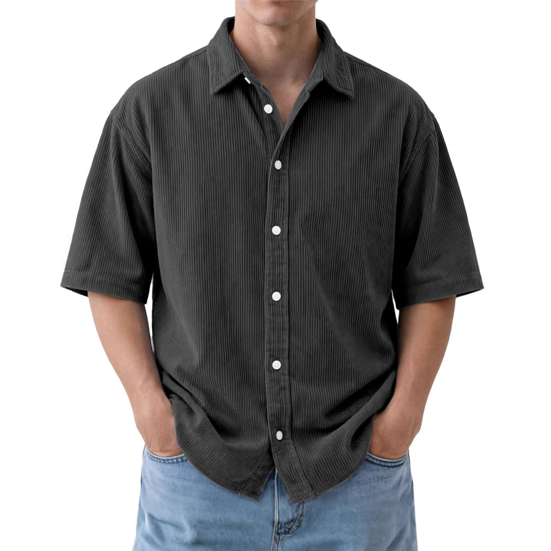Camicia uomo a maniche corte, vestibilità ampia con texture a coste per un outfit casual estivo.
