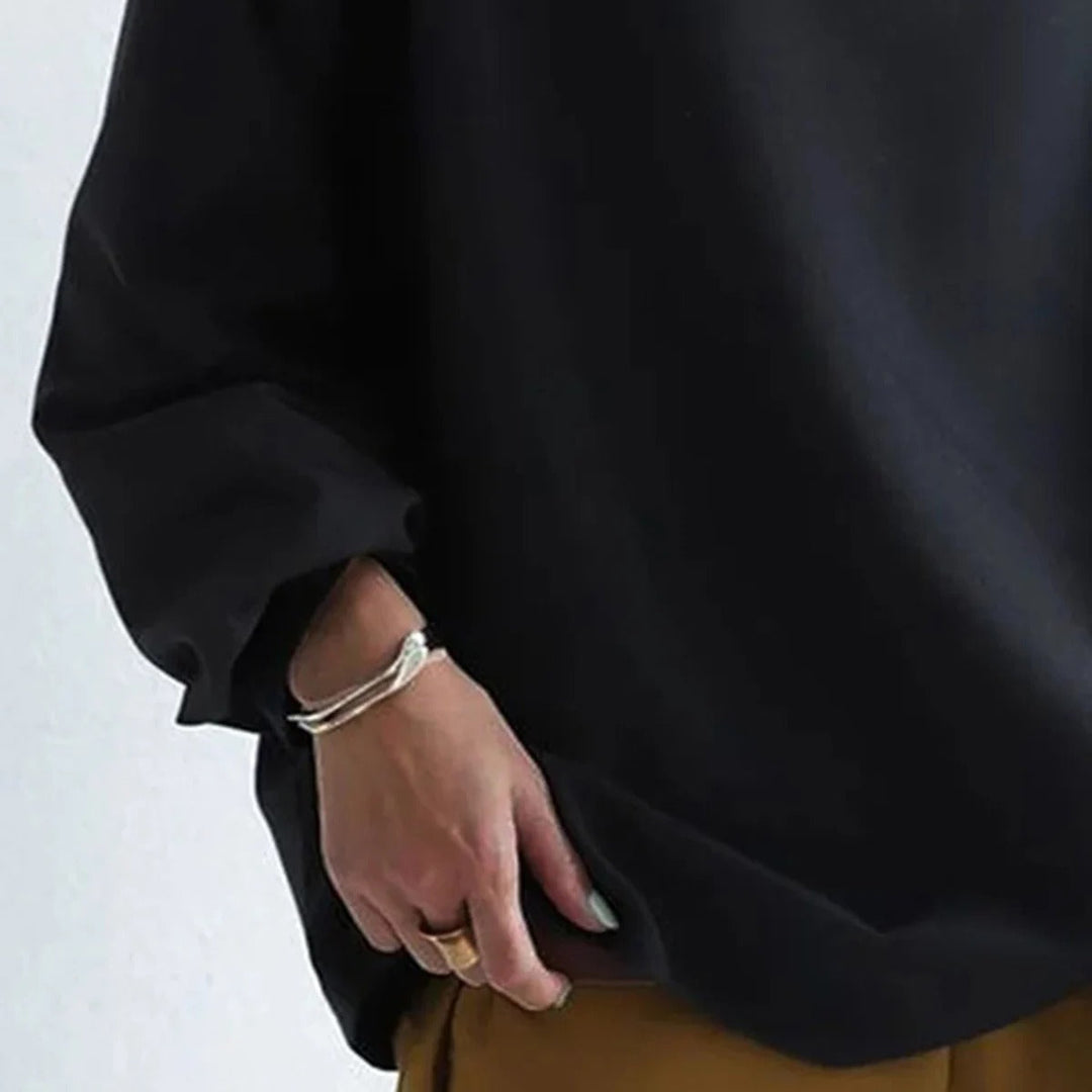 Maglione donna nero a collo alto, maglieria casual versatile. Un capo elegante per ogni occasione.