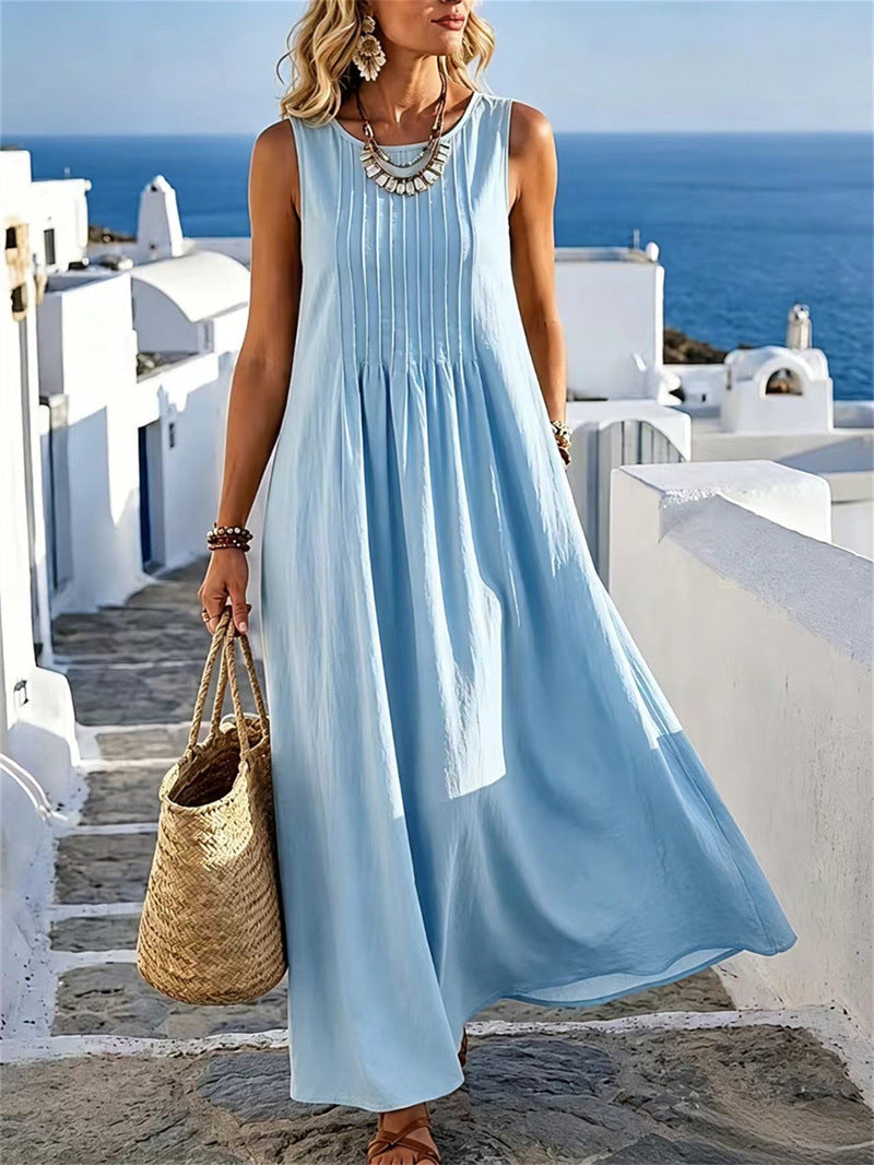 Donna che indossa abito casual ampio con collo rotondo. Vestito estivo comodo, di moda e versatile.
