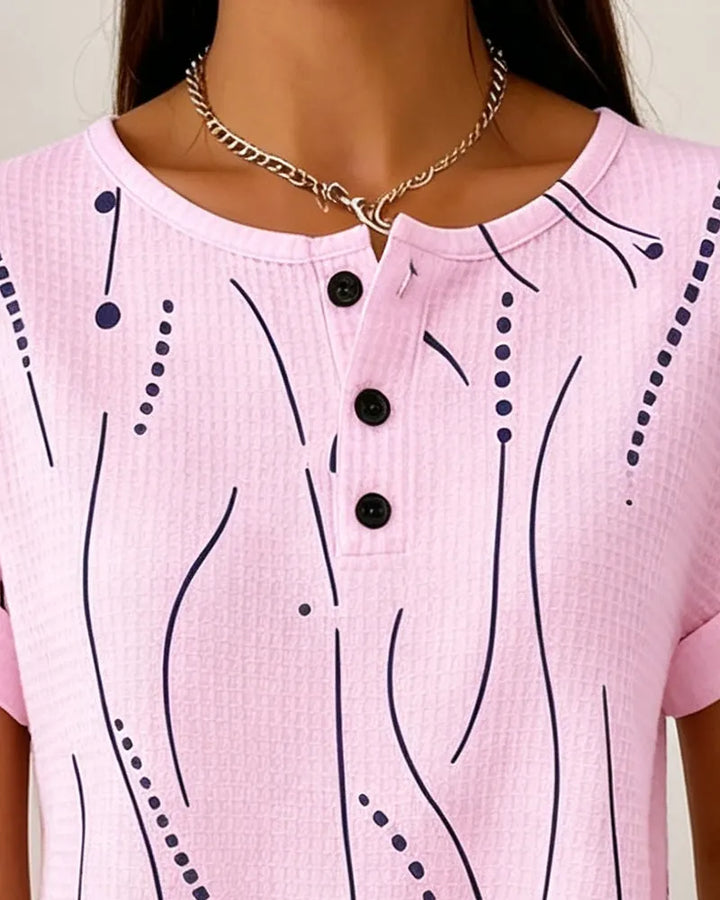 T-shirt donna casual con stampa grafica astratta e bottoni. Look primaverile estivo per comfort e stile.