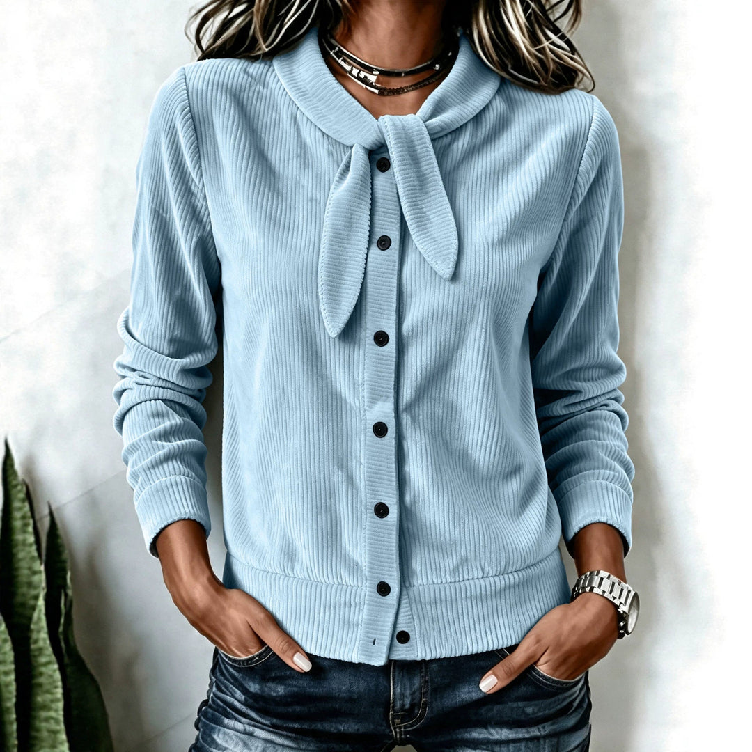 Morbido maglione donna casual chic, con fiocco in velluto e bottoni raffinati.