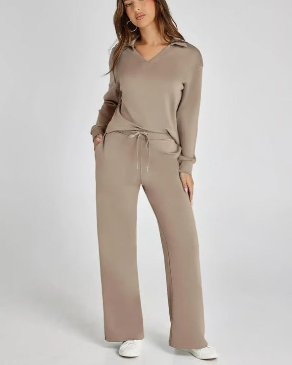 Set casual donna: felpa V-neck e pantaloni larghi, ideale per outfit comodo e trendy.