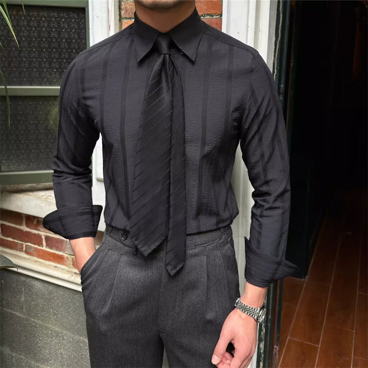 Camicia uomo a righe sottili, maniche lunghe, colletto a punta. Perfetta per primavera/estate.