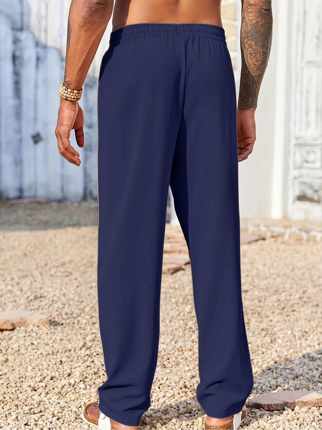 Look completo: Uomo con pantaloni straight fit neri, eleganti, antipiega, stile moderno e disinvolto.