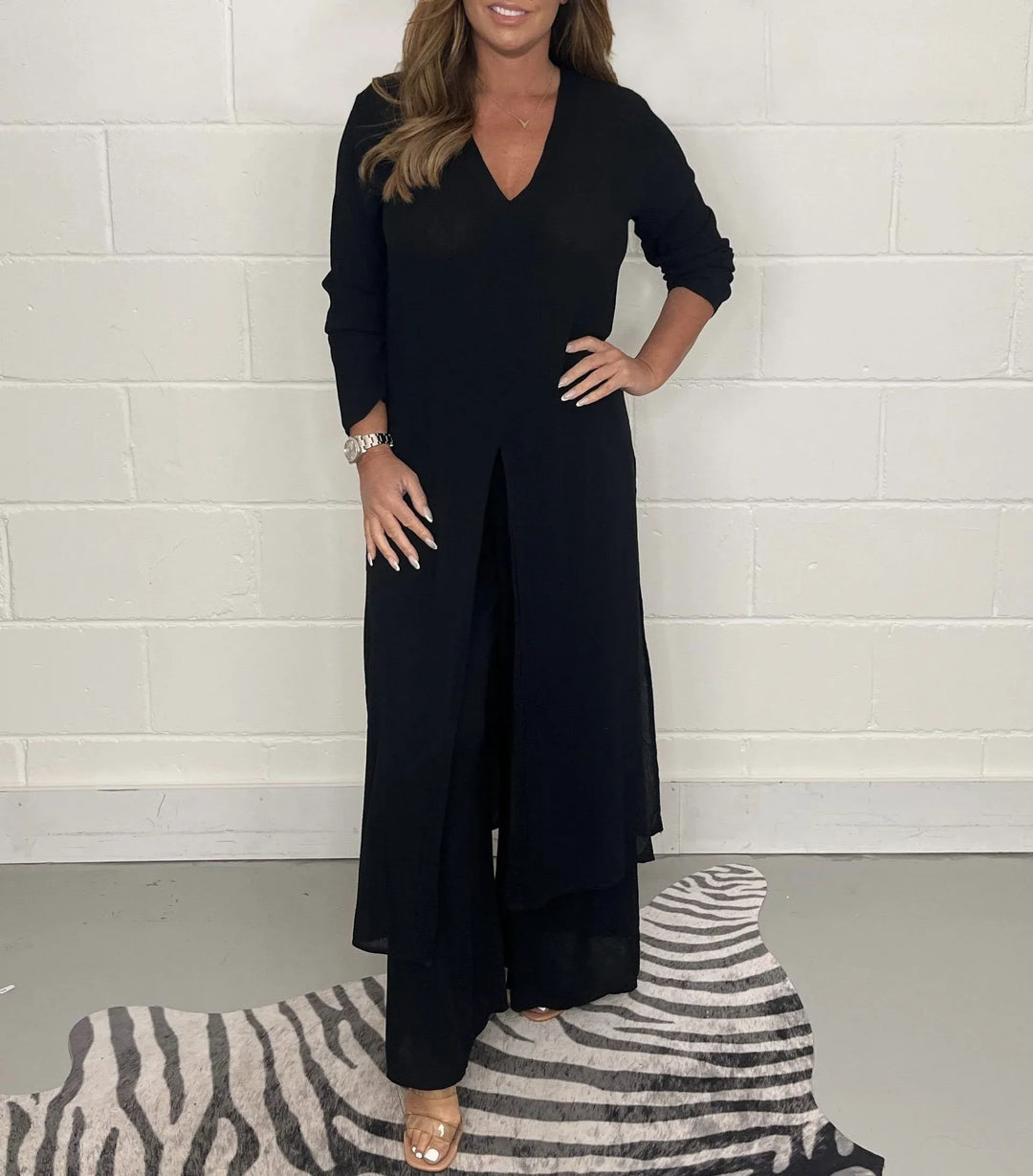 Moda femminile: completo due pezzi casual con top lungo e pantaloni. Stile versatile per l'eleganza quotidiana.