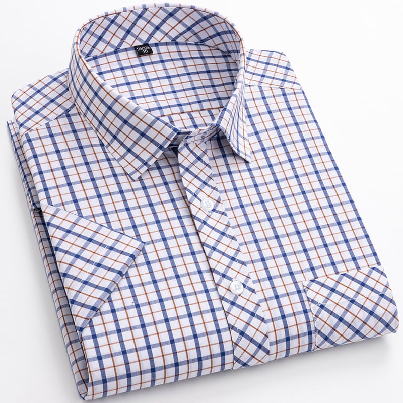 Camicia uomo maniche corte scozzese piegata, bottoni. Pronta per outfit casual estivi e moda uomo.