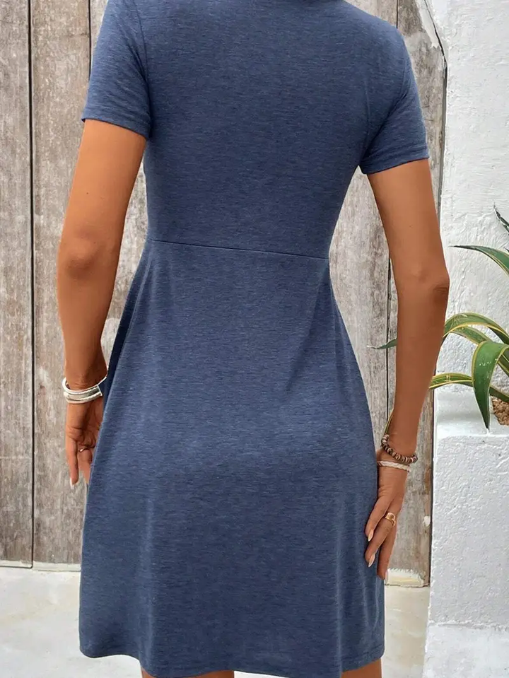 Dettaglio nodo frontale dell'abito donna scollo a V, manica corta, linea ad A. Un tocco di stile unico.