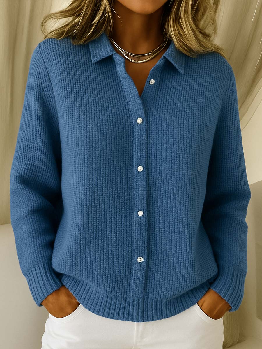Morbido cardigan donna con bottoni, maniche lunghe e design classico. Abbigliamento femminile essenziale per outfit chic.