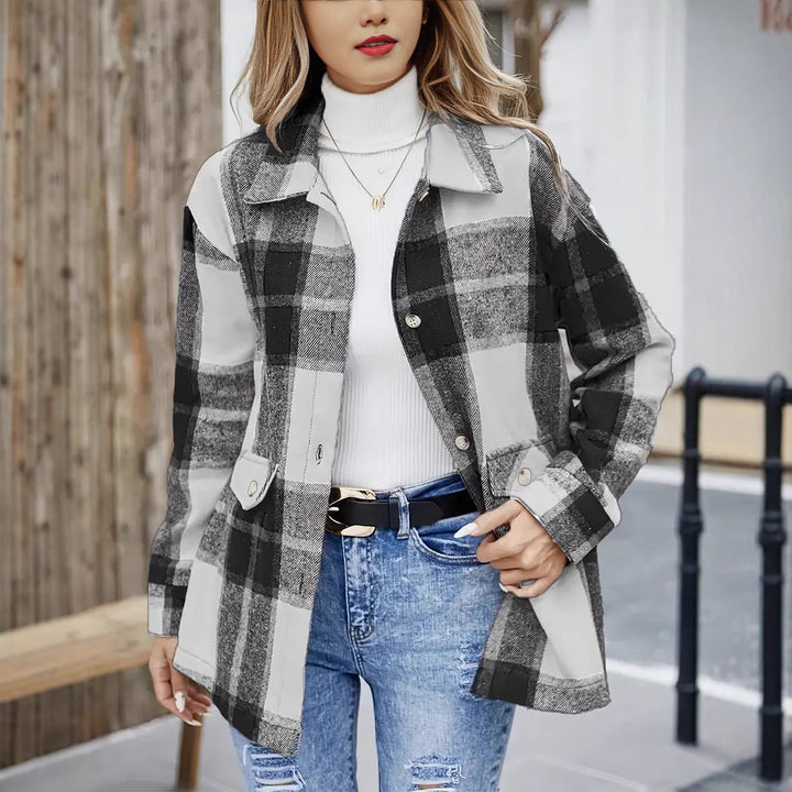 Camicia a quadri da donna a manica lunga, con bottoni, ideale per un look casual o elegante e versatile.