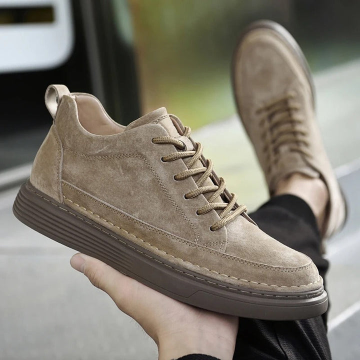 Sneakers uomo comode per tutto il giorno, con ammortizzazione e vestibilità spaziosa. Tonalità beige, bianco, arancio.