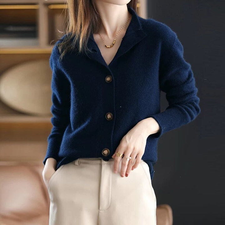 Cardigan corto donna con collo alto, bottoni. Perfetto per la moda autunnale, elegante e versatile.