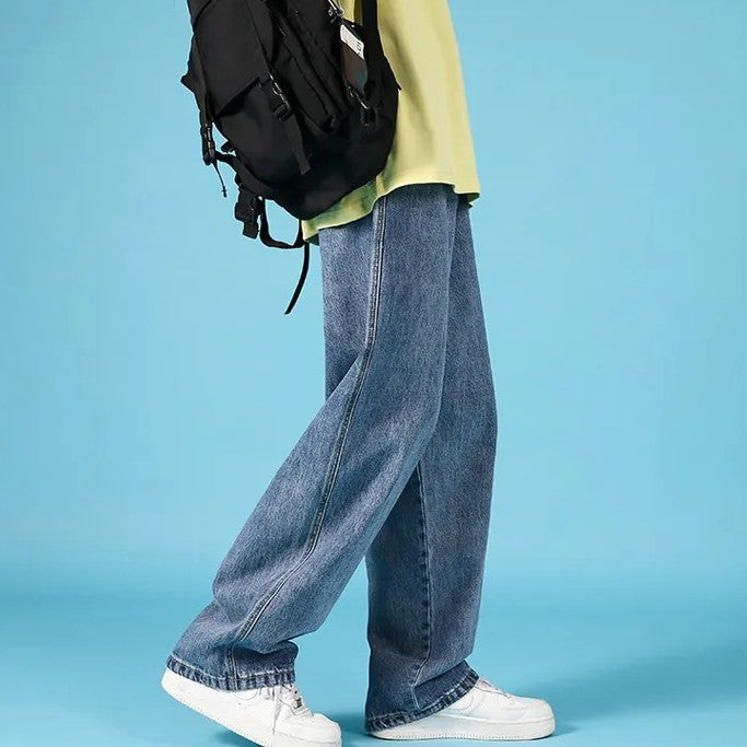 Pantaloni uomo denim loose fit, stile urbano, ideali per comfort e versatilità casual.