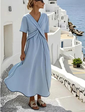 Abito estivo donna con scollo a V e righe astratte, perfetto per vacanze. Stile casual ed elegante.