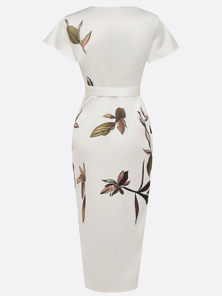 Splendido abito midi floreale incrociato da donna, con maniche corte a volant. Un capo estivo versatile e chic.