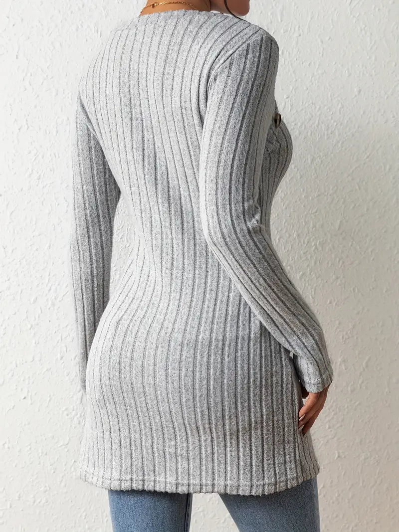 Top asimmetrico da donna monospalla, grigio argento. Stile moderno per una moda elegante e femminile.