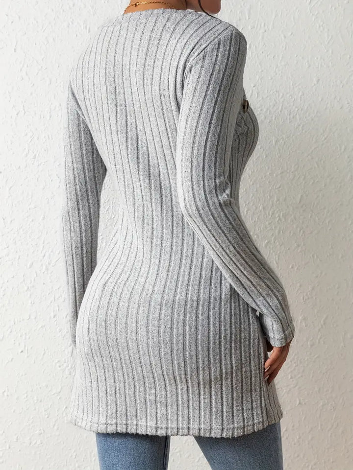 Top asimmetrico da donna monospalla, grigio argento. Stile moderno per una moda elegante e femminile.