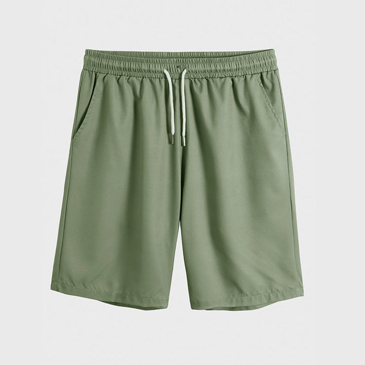Moda uomo: completo casual estivo con camicia floreale leggera e pantaloncini comodi, stile unico e colori vivaci.