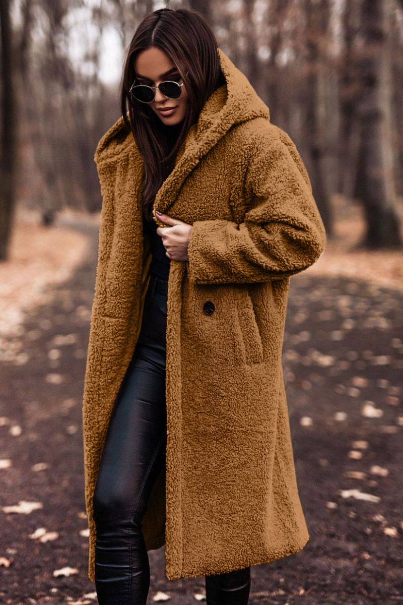 Abbigliamento invernale femminile: cappotto lungo con cappuccio, morbido teddy, perfetto per un look casual elegante.