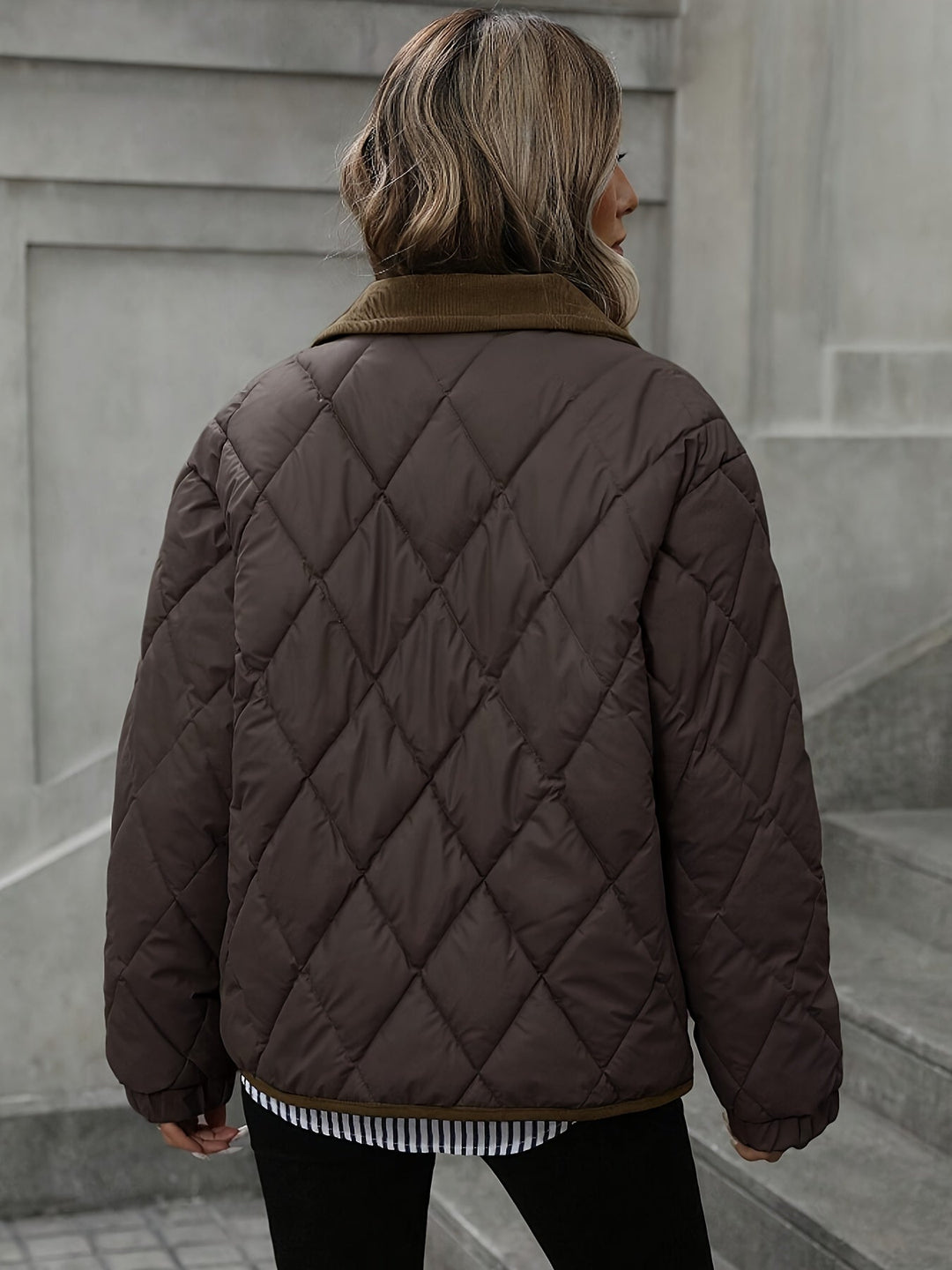 Giacca trapuntata imbottita donna, stile elegante casual marrone caffè, con raffinato collo a contrasto.
