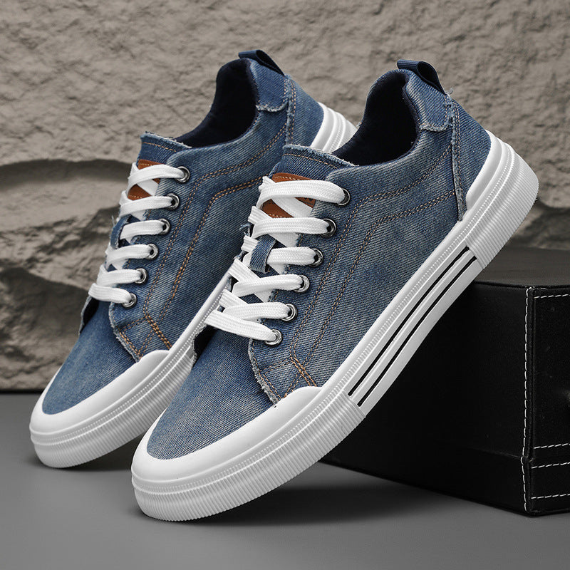 Sneakers basse da uomo in nero, versatili e perfette per lo stile urbano e la moda casual di tutti i giorni.