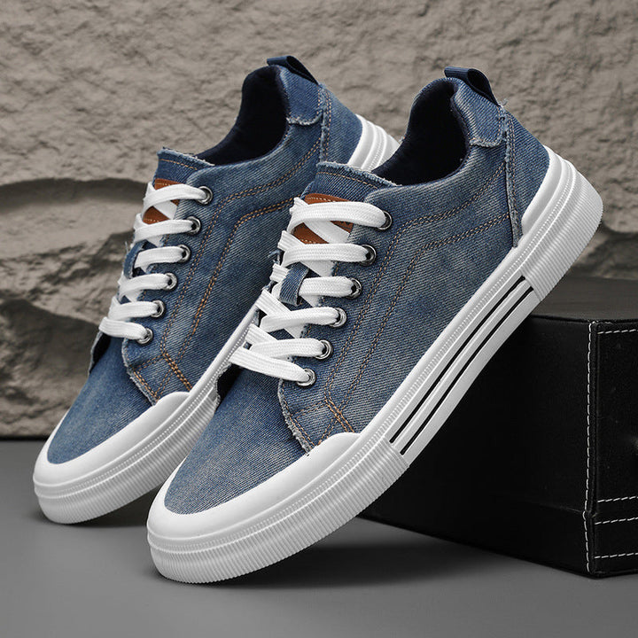Sneakers basse da uomo in nero, versatili e perfette per lo stile urbano e la moda casual di tutti i giorni.