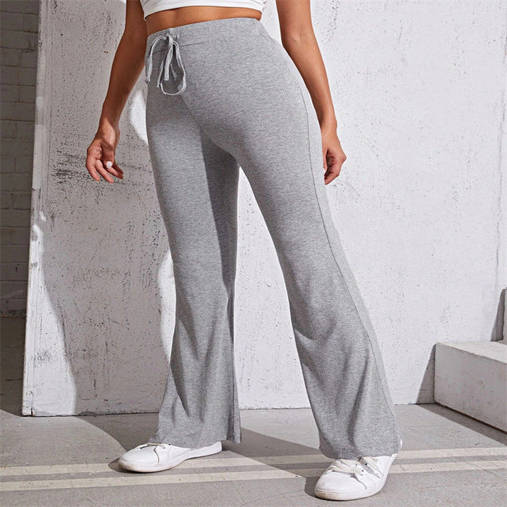 Pantaloni donna con gamba ampia e vita alta, neri. Comodi ed eleganti per un look versatile e moderno.