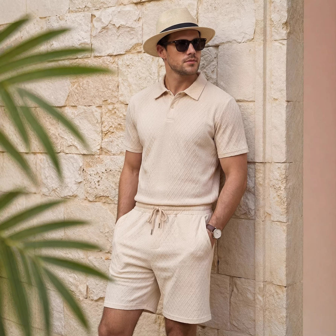 Set coordinato uomo beige: polo con zip e pantaloncini per massimo comfort. Moda maschile casual e versatile.