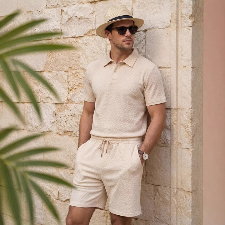 Set coordinato uomo beige: polo con zip e pantaloncini per massimo comfort. Moda maschile casual e versatile.