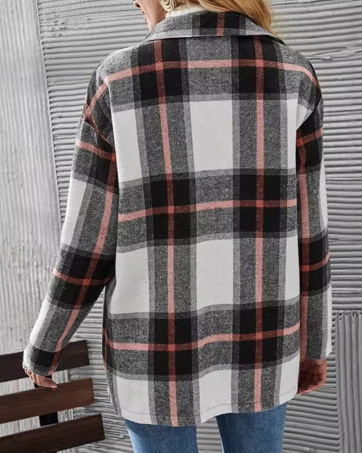 Moda femminile: camicia casual a quadri per donna con spalle scese e colletto a risvolto, un must-have confortevole.